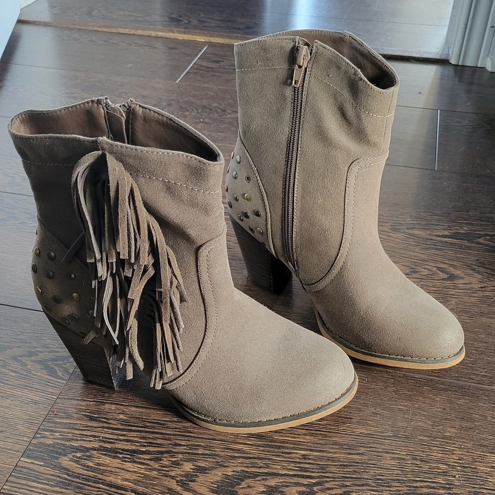 Beige Heeled Boot (Size 9)